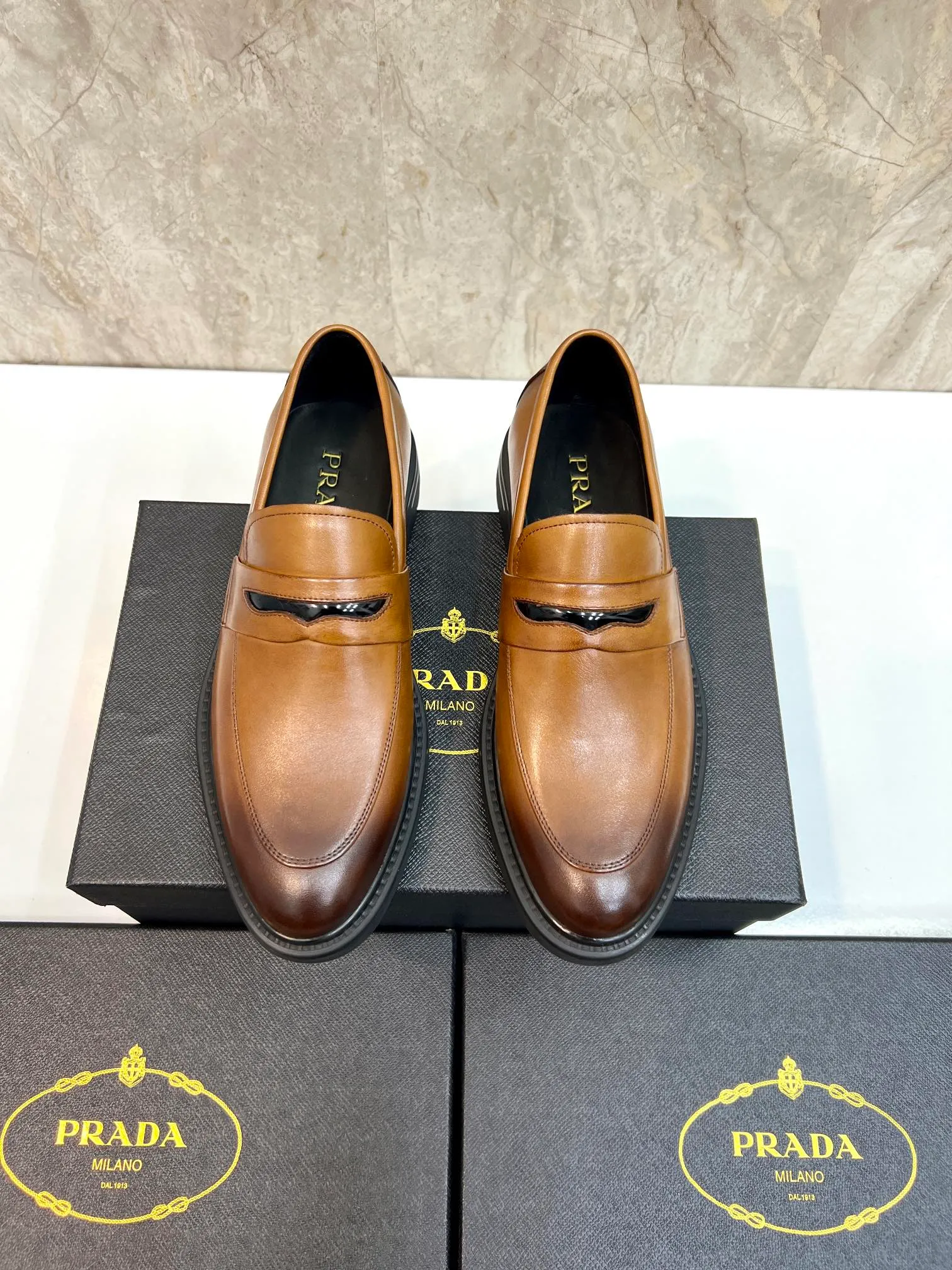 Original order quality: P580 Brand: PRADA (Prada) Standard code: Men's size 38/44 (45 can be customized) Grade: Same style as the official website High-quality men's shoes Material: Original cowhide Water-dyed cowhide lining Rubber outsole Style categories: Men's fashionable formal leather shoes Slip-on men's shoes series Young fashion European and American trends British style Top luxury Color: Actual picture